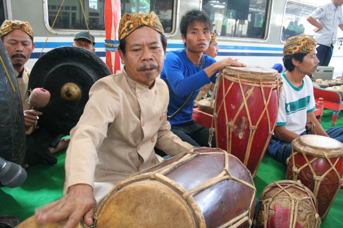 image Música en la estación de tren, Bandung, Java, Indonesia