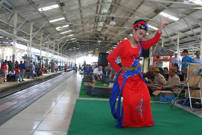 image Música en la estación de tren, Bandung, Java, Indonesia