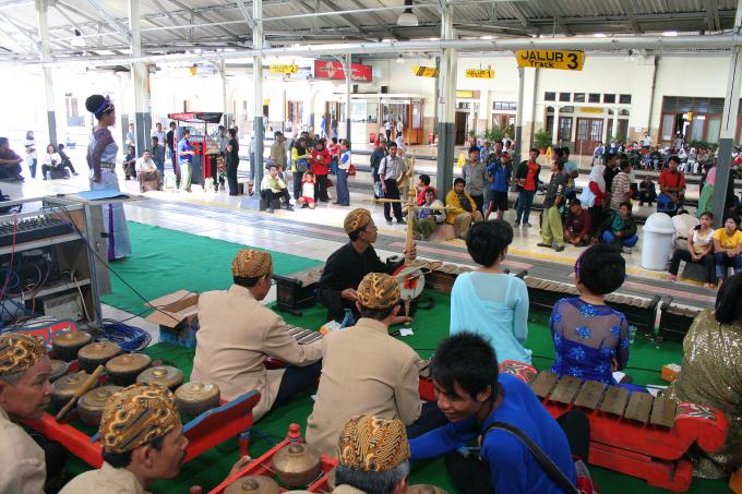 image Música en la estación de tren, Bandung, Java, Indonesia