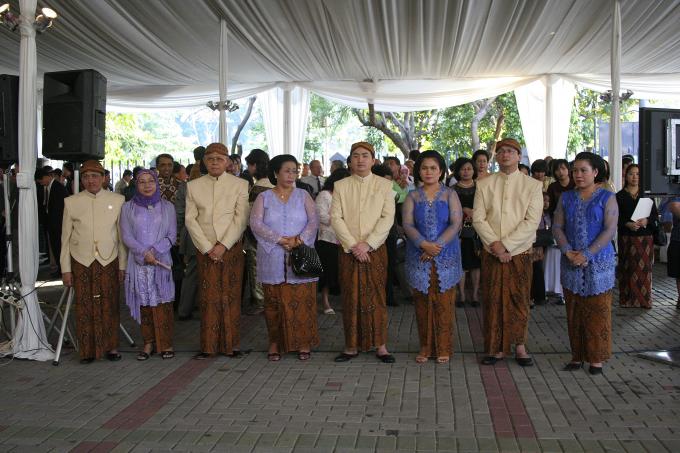 image Trajes de invitados tradición javanesa, boda en Jakarta, Indonesia