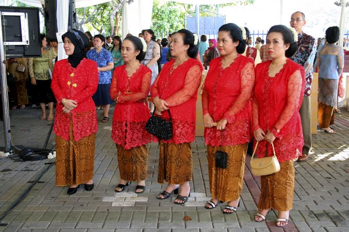 image Trajes de invitados tradición javanesa, boda en Jakarta, Indonesia