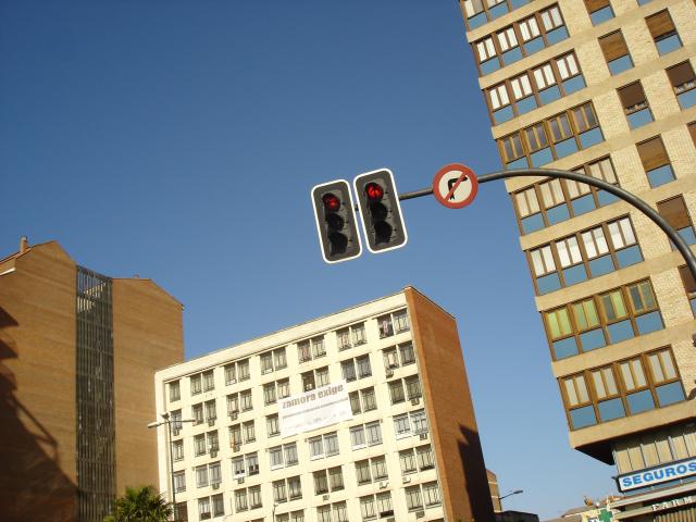 image Edificio y semáforo en Plaza de Alemania, Zamora