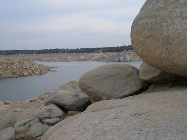 image Rocas en el Embalse de Almendra, Zamora
