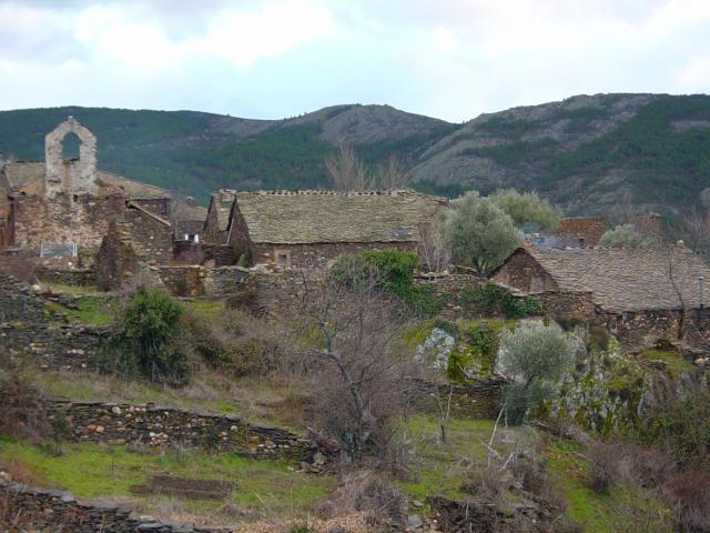image Pueblo de arquitectura negra, Guadalajara