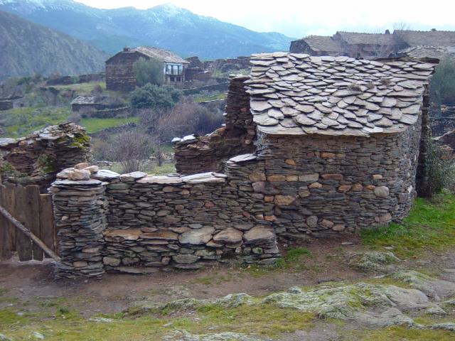 image Banco y tejado de arquitectura negra, Guadalajara