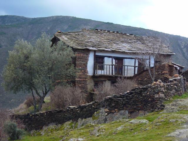 image Vivienda de arquitectura negra con balcón (Guadalajara)
