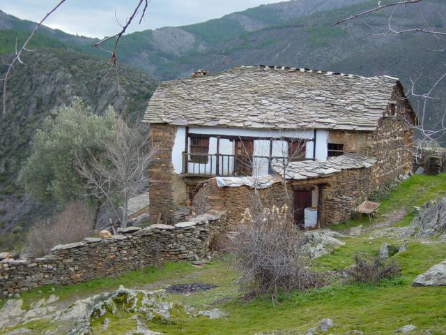 image Vivienda de arquitectura negra con balcón (Guadalajara)