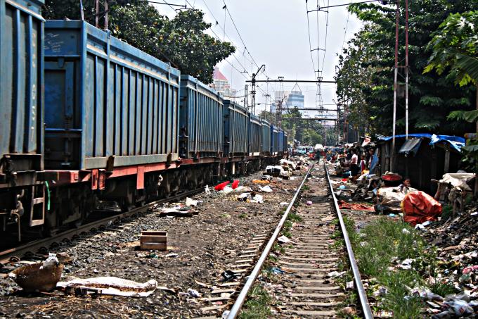 image Vías del tren, Jakarta, Java, Indonesia