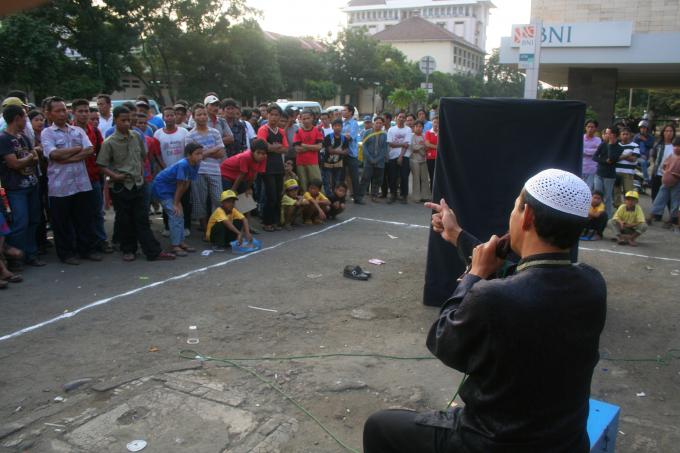image Número de magia callejero en Jakarta, Indonesia