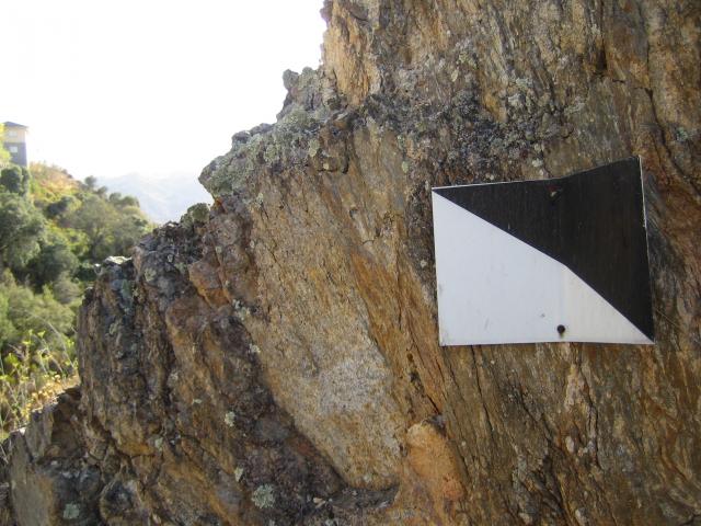 image Cartel que indica coto de caza en una roca, Zamora, astilla y León