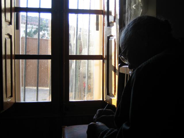 image Mujer cosiendo, comarca de Sayago, Zamora