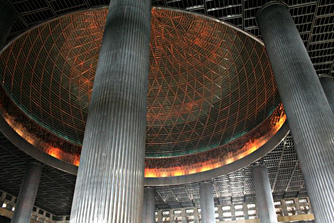 image Bóveda y pilares, Mezquita de Jakarta, Indonesia