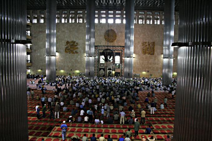 image Oración del viernes, Mezquita de Jakarta, Indonesia