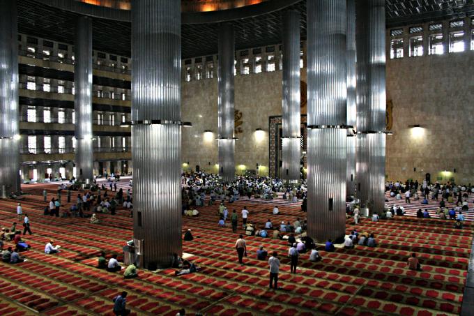 image Oración del viernes, Mezquita de Jakarta, Indonesia