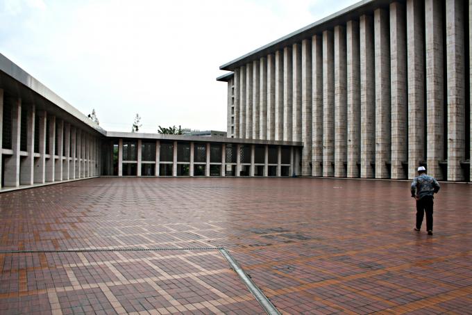 image Patio de acceso, Mezquita de Jakarta, Indonesia