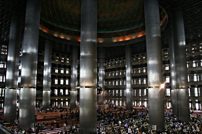 image Sala de oración, Mezquita de Jakarta, Indonesia