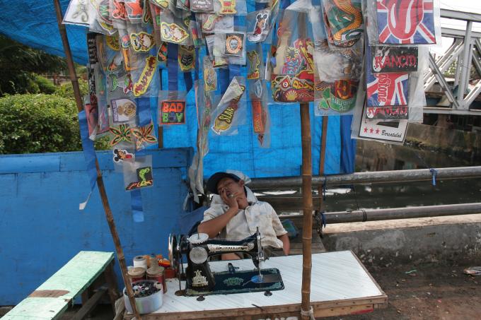 image Puesto de cosido de parches, Jakarta, Indonesia