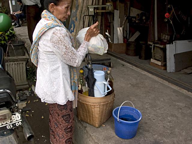 image Vendedora de zumo con huevo crudo, Jakarta, Indonesia