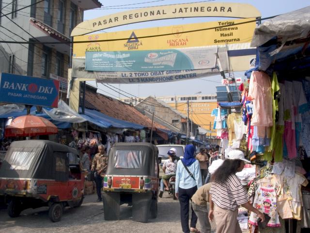 image Entrada al mercado de Jatinegara, Jakarta, Indonesia