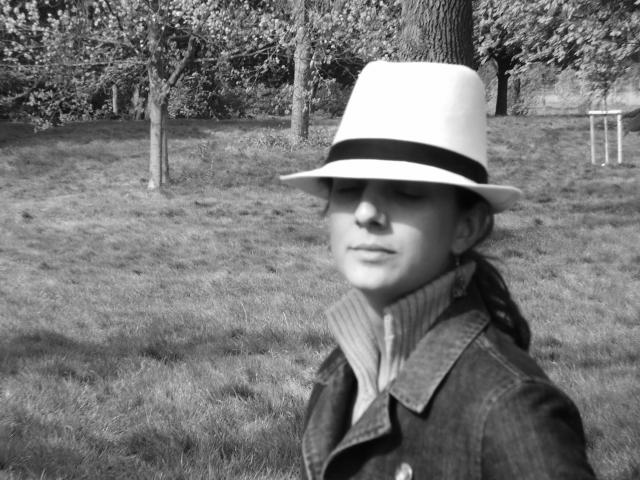 image Chica posando con sombrero