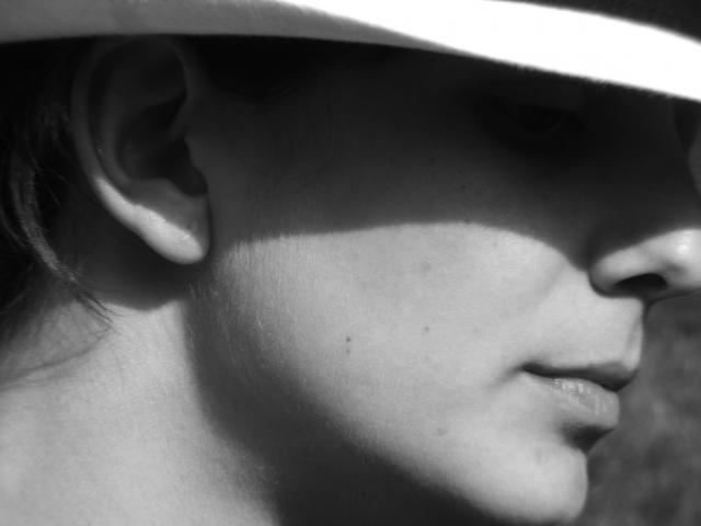 image Chica posando de perfil