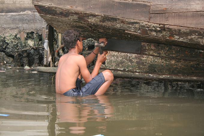 image Arreglando una barca, Sunda Kelapa, Indonesia