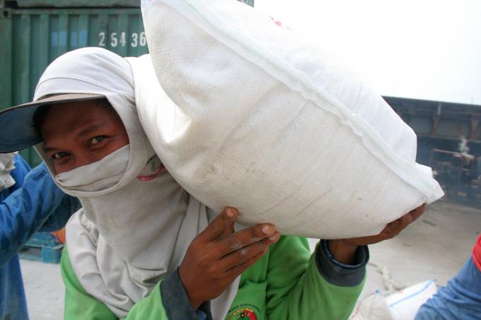 image Estibadores descargando arroz, Sunda Kelapa, Indonesia