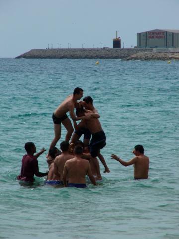 image Bañistas haciendo torre humana, Tarragona