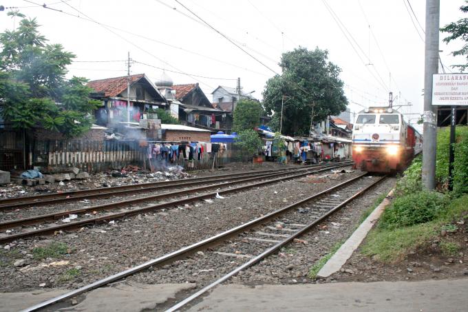 image El tren entre las chabolas, Jakarta, Indonesia