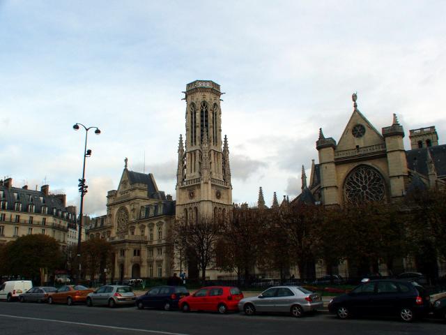 image Iglesia frente al museo del Louvre, París