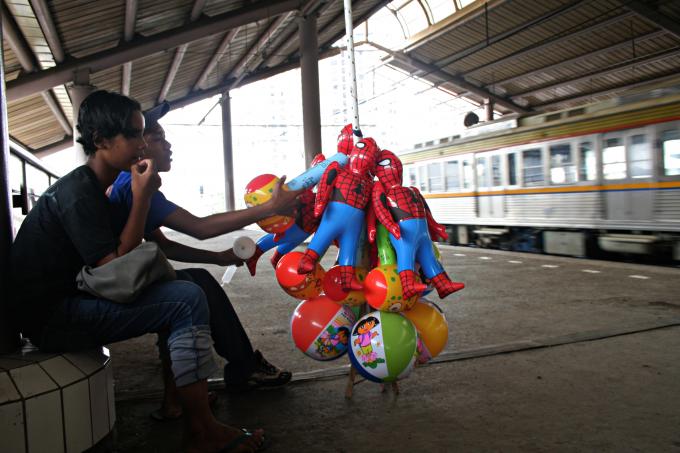 image Vendedores en estación de tren, Jakarta, Indonesia