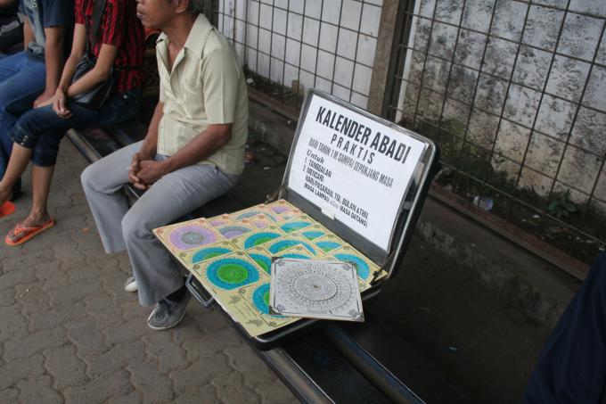 image Vendedor en estación de tren, Jakarta, Indonesia