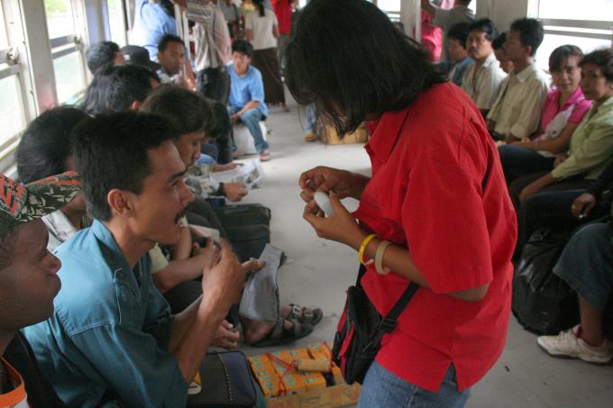 image Vendiendo máquina de coser en el tren, Jakarta, Indonesia