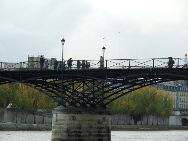 image Puente de estructura metálica sobre el río Sena, París