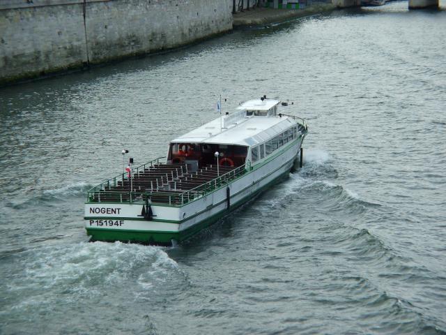 image Embarcación en el río Sena, París