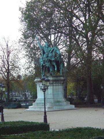 image Estutua en un parque junto a Notre Dame, París