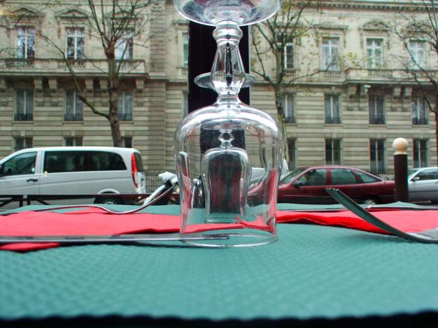 image Copas de cristal en la mesa de un restaurante