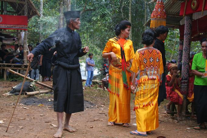 image Trajes de ceremonia en funeral, Sulawesi, Indonesia