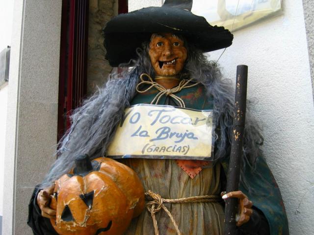 image Bruja en un comercio de Lugo