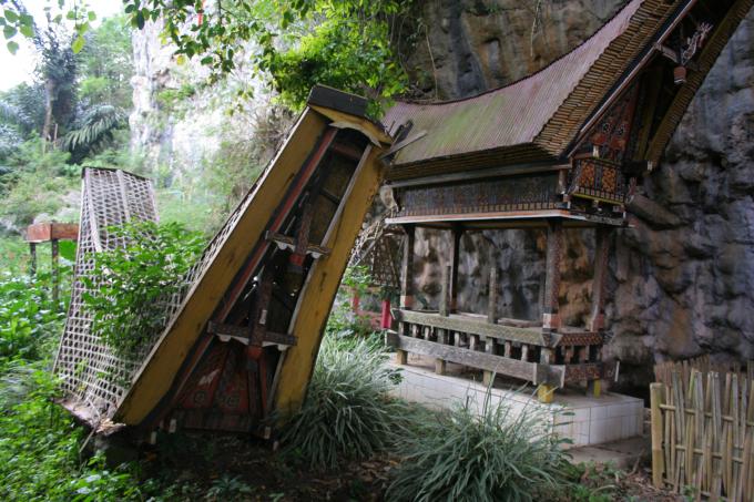 image Tumbas con tejado en forma de barca, Sulawesi, Indonesia