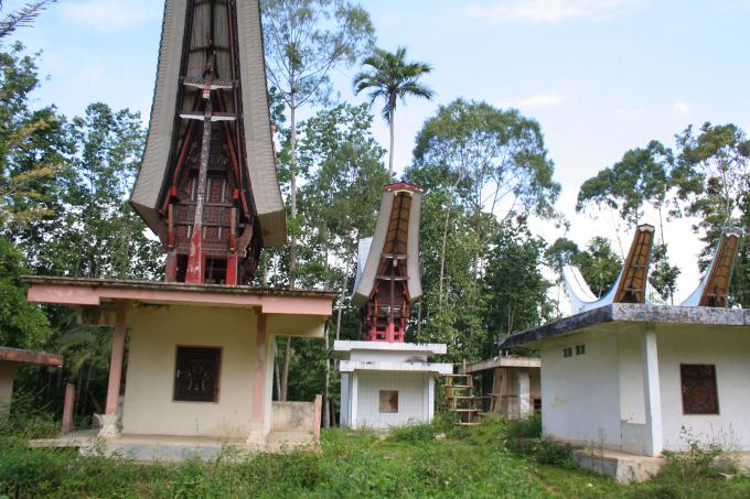 image Tumbas con tejado en forma de barca, Sulawesi, Indonesia
