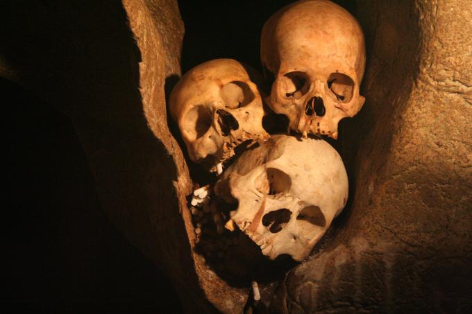 image Calaveras con cigarrillos de ofrendas, Sulawesi, Indonesia