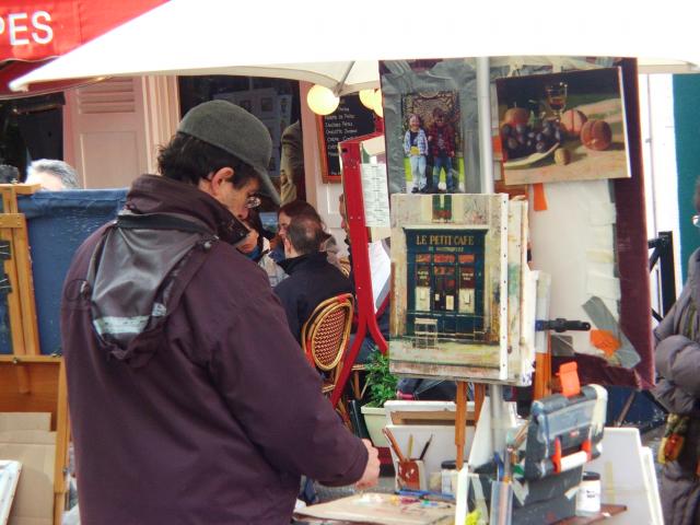 image Artista trabajando en un mercadillo de arte, París