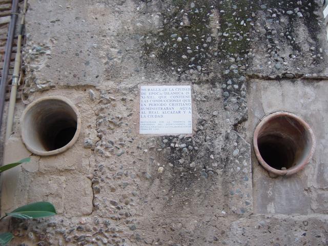 image Conducciones en el Callejón del Agua, Barrio de Santa Cruz, Sevilla