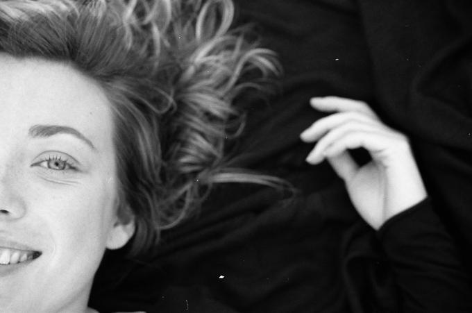 image Chica posando tumbada