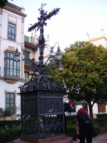 image Cruz de la Cerrajería en la Plaza de Santa Cruz, Sevilla