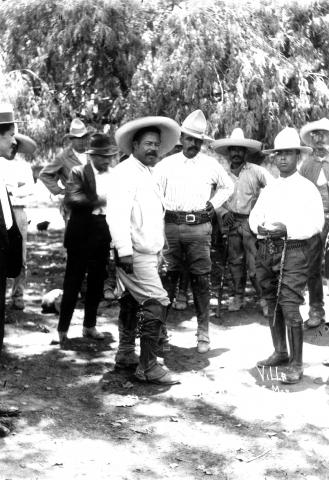 image Pancho Villa con varios de sus seguidores