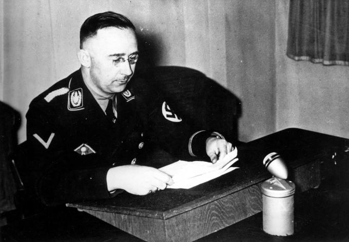 image Heinrich Himmler dirigiendo un mensaje por radio a los alemanes