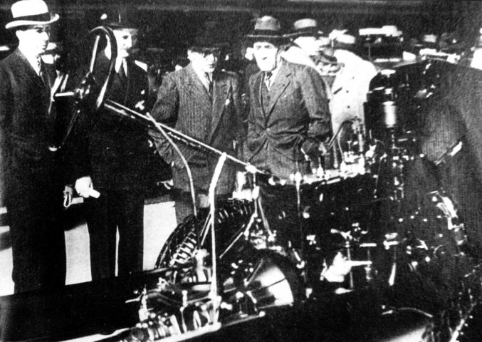 image Louis Renault en 1938 visitando la primera cadena de montaje en una cadena francesa