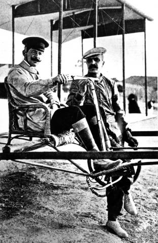 image Olivert Serra y Gaspar Brunet posando junto al aeroplano